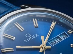 Primo piano del quadrante blu fumé del Timex Q 1976 Day and Date.