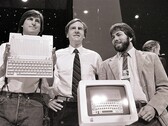 Steve Jobs, Steve Wozniak e Ronald Wayne. Wayne ha notoriamente venduto la sua quota del 10% per 800 dollari, solo dodici giorni dopo aver fondato l'azienda nel 1976.
