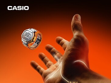 L'orologio smart Casio CRW-H001M-8 sospeso sopra una mano tesa su uno sfondo arancione.