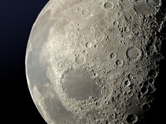 Un&#039;immagine che mostra la superficie della Luna. (Fonte immagine: bellergy - Pixabay)