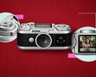 La fotocamera digitale Fujifilm Instax Pal 2 è dotata di comandi fisici e presenta un design retrò.