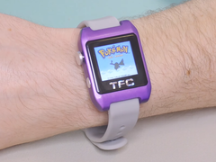 Un orologio da polso personalizzato per Game Boy Color, completamente funzionante, che esegue Pokémon Gold