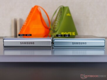 Galaxy Z Flip 7 FE (L) e Flip 7 (R) affiancati ((fonte immagine: Notebookcheck)