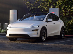 La nuova Tesla Model Y presso un Supercharger. (Fonte: Tesla)