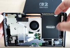 La nuova revisione di Nintendo Switch 2 consente di sostituire facilmente la batteria.