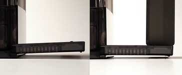 Il dock di ricarica della torcia si flette con il peso. (Fonte: Notebookcheck)