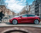 Una Model 3 in marcia con la funzione di guida completamente autonoma.