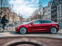 Una Model 3 in marcia con la funzione di guida completamente autonoma.