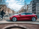 Una Model 3 in marcia con la funzione di guida completamente autonoma.