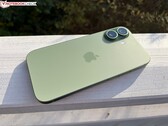Vista posteriore dell'iPhone verde Apple che mostra il modulo a doppia fotocamera e la finitura opaca. (Fonte: Notebookcheck)