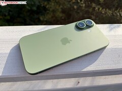 Vista posteriore dell'iPhone verde Apple che mostra il modulo a doppia fotocamera e la finitura opaca. (Fonte: Notebookcheck)