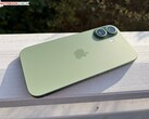 Vista posteriore dell'iPhone verde Apple che mostra il modulo a doppia fotocamera e la finitura opaca. (Fonte: Notebookcheck)