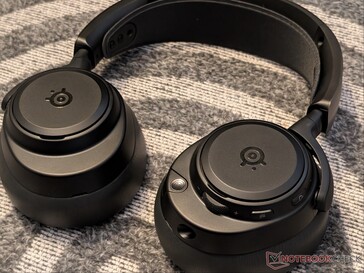 I padiglioni auricolari ruotano di 90 gradi per ripiegarsi completamente quando non vengono utilizzati.