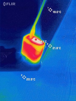 Il caricabatterie raggiunge fino a 44,1°C (111,4 °F) sotto carico.