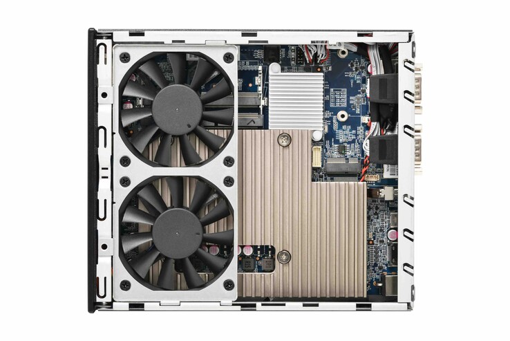 Il layout interno del mini PC Shuttle XPC Slim DH810, con doppia ventola. (Fonte: Shuttle)