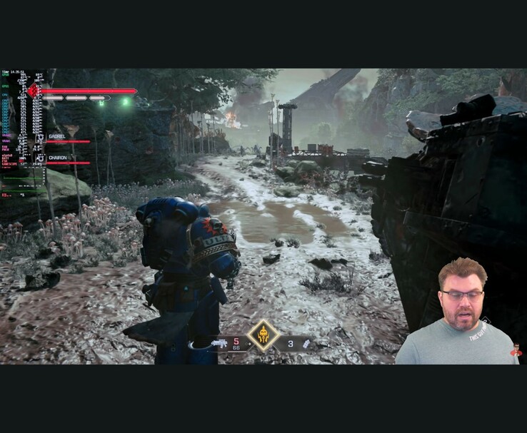 Scena di gioco di Warhammer 40.000 Space Marine 2 con le metriche delle prestazioni sullo schermo e lo YouTuber che appare nell'angolo durante il test. (Fonte immagine: The Phawx via YouTube)