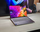 Recensione del Lenovo Yoga Pro 7i Gen 10 Aura Edition - Laptop multimediale con un ottimo touchscreen OLED