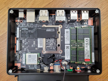 Rimuovendo la ventola e il dissipatore SSD si scoprono gli slot SODIMM 2x DDR5, gli slot di archiviazione 2x M.2 2280, la batteria del BIOS e il modulo WLAN M.2 rimovibile