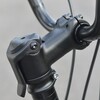 La bici Boost Mini ha un attacco manubrio pieghevole con leva a sgancio rapido. (Fonte: Boost) 