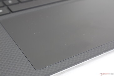 Il clickpad molto grande ~15,1 x 9 cm facilita gli input multi-touch. Gli utenti dovranno passare alla serie Precision 7000 per i pulsanti del mouse e il TrackPoint