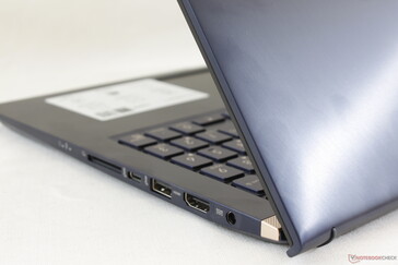 La stessa cover esterna blu alluminio spazzolato che ha definito la serie ZenBook.