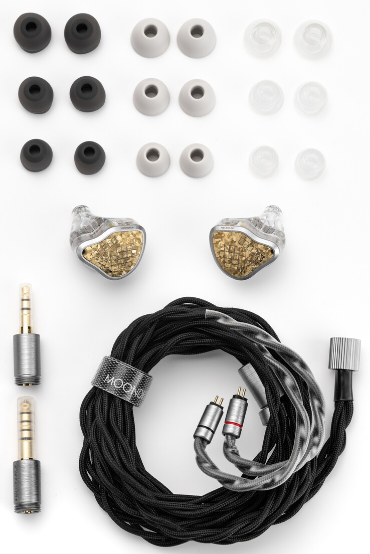 Gli auricolari Armature Art 24 sono dotati di auricolari in silicone, UC e ATF (spugna e silicone) in tre misure e di un cavo con 19 nuclei di rame a cristallo singolo e 19 nuclei di argento puro.