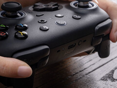 il prossimo controller di 8BitDo rispecchierà l'Ultimate 2, nella foto, con una colorazione nera. (Fonte: 8BitDo) 