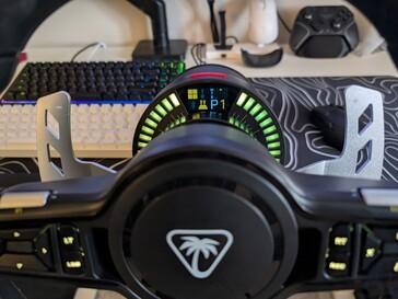 Race Management Display (RMD) con anello LED RGB che lo affianca.