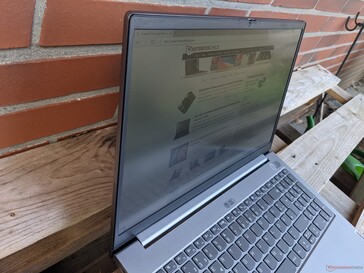 Utilizzo del Lenovo ThinBook 15 Gen2 all'aperto (all'ombra in una giornata di sole)