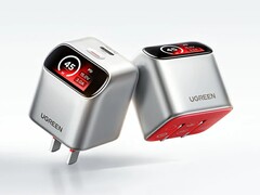 Il caricabatterie Ugreen X740 45W GaN presenta un display intelligente angolato.