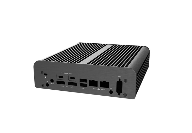 Il case con raffreddamento passivo mantiene le porte I/O della scheda Asus NUC 16 Pro. 