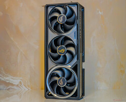 ROG Astral RTX 5080 OC utilizza un sistema di raffreddamento con ventola quad-assiale