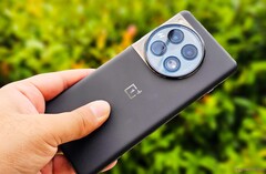 Un OnePlus 12 nero