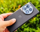 Un OnePlus 12 nero