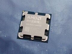 Ryzen 7 9800X3D è stato lanciato nel novembre 2024. (Fonte immagine: Sebastian Bade per Notebookcheck, Unsplash, modificato)