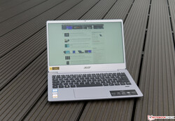 Utilizzo dell'Acer Swift 3 SF313 all'esterno con il cielo nuvoloso