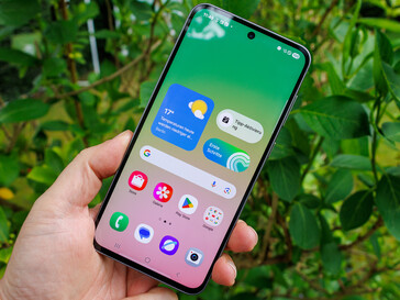Il Samsung Galaxy A56 all'aperto