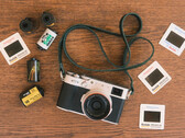 La nuova funzione dello sviluppatore per le fotocamere Fujfilm sarà integrata nell'app Fujistyle esistente. Nella foto - la fotocamera Fujfilm X100V insieme a vari rotoli di pellicola. (Fonte: Fuji X Weekly)