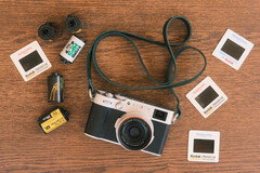 La nuova funzione dello sviluppatore per le fotocamere Fujfilm sarà integrata nell'app Fujistyle esistente. Nella foto - la fotocamera Fujfilm X100V insieme a vari rotoli di pellicola. (Fonte: Fuji X Weekly)