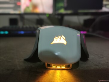 Il logo Corsair e le griglie offrono degli interessanti effetti di luce RGB.