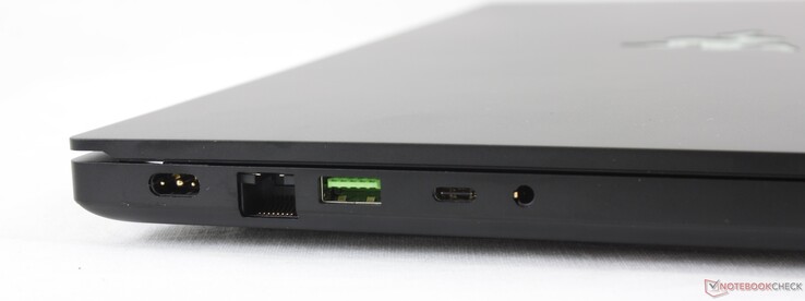 A sinistra: adattatore AC, Gigabit RJ-45, USB 3.2 Gen. 2 Type-A, USB 3.2 Gen. 2 Type-C, 3.5 mm combo audio