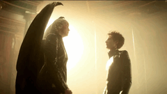Lucifero e Dream si affrontano in un momento di tensione divina; uno dei tanti confronti di grande impatto visivo nella Stagione 2 di The Sandman (fonte: Netflix)