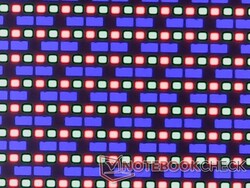 Array di subpixel OLED nitido con granulosità minima