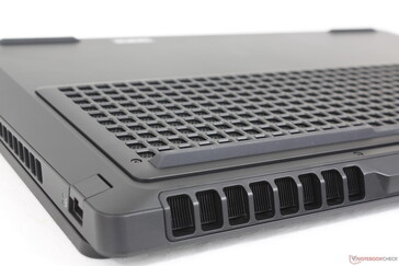 Numerose griglie di ventilazione lungo la parte posteriore, i lati e il pannello inferiore