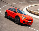 Fiat ha lanciato il suo SUV compatto elettrico 600e di ispirazione retrò in una combinazione di colori rossi in collaborazione con (RED) per aiutare a combattere l'HIV/AIDS. (Fonte: Fiat)