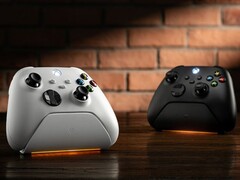 La base di ricarica 8BitDo Ultimate per controller Xbox in bianco e nero.
