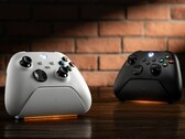 La base di ricarica 8BitDo Ultimate per controller Xbox in bianco e nero.