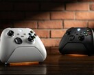 La base di ricarica 8BitDo Ultimate per controller Xbox in bianco e nero.
