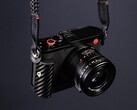 La Leica Q3 43 è ora disponibile anche in versione Formula 1 Edition.