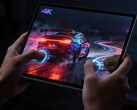 Il tablet da gioco Legion Y900 da 13 pollici avrà lo Snapdragon 8 Elite Gen 5. Nella foto: un'immagine promozionale che mostra il tablet mentre esegue un gioco di corse. 